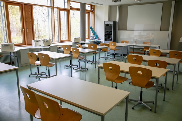 Foto eines hellen Klassenraumes