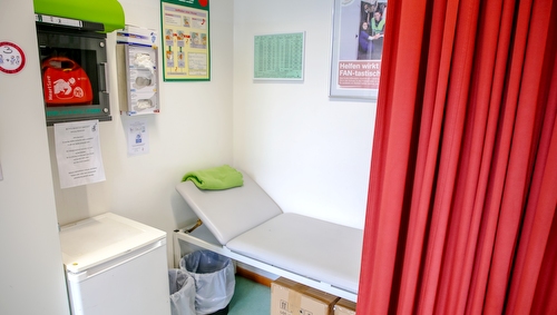 Liege im Sanitätsraum
