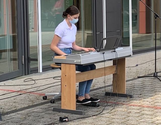 Klavierbeglreitung bei der Einschulung an der GMRS