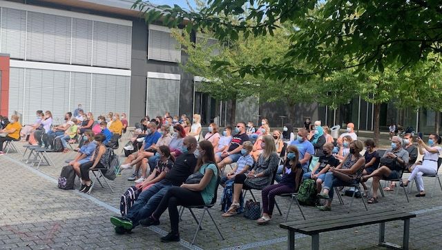 Einschulung der 5a auf dem Schulhof