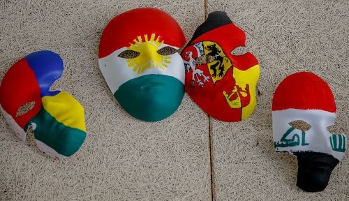 Gesichtsmasken in verschiedenen Nationalfarben - Projekt Schule ohne Rassismu